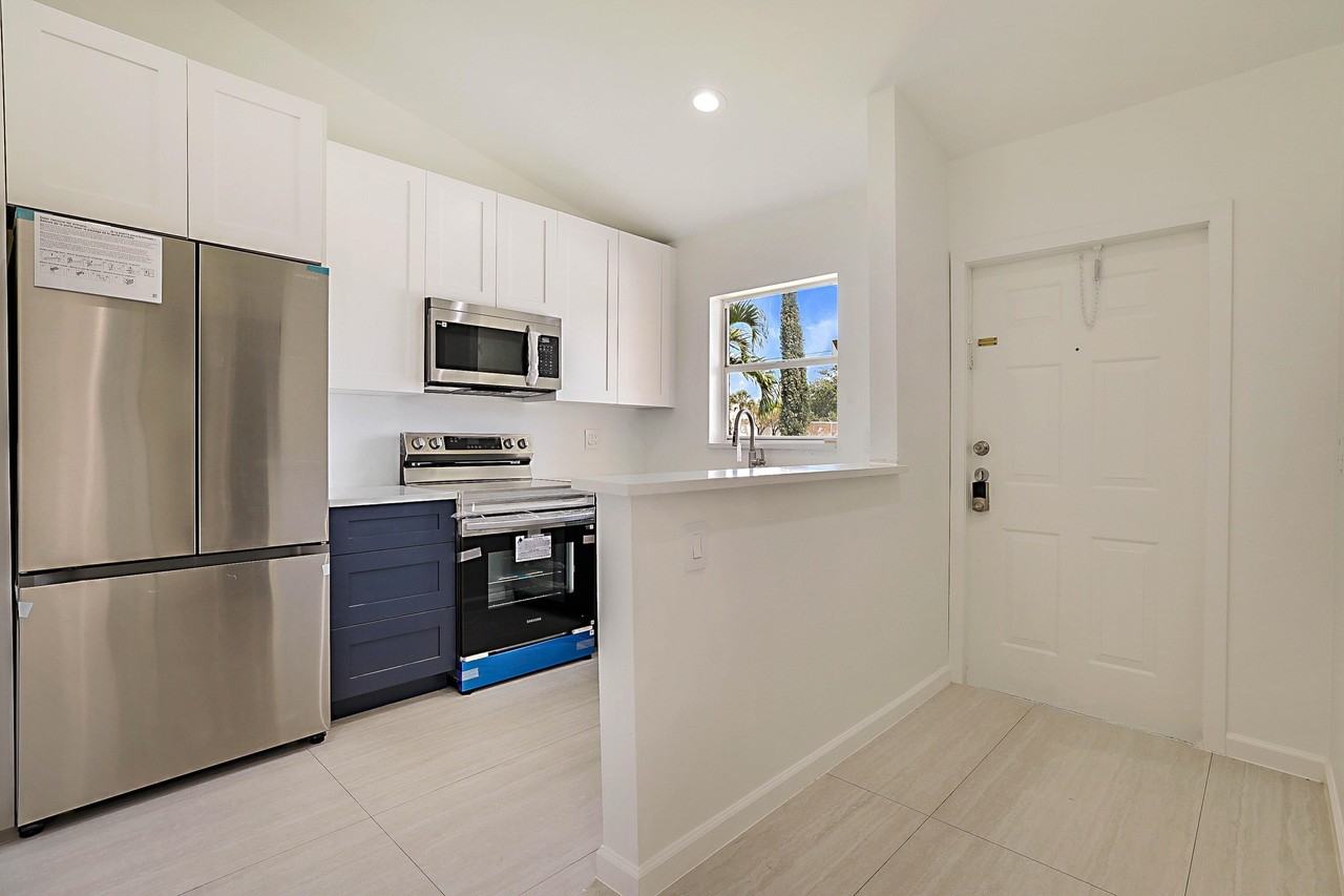 320 Ne 42nd St - Photo 2 of 38