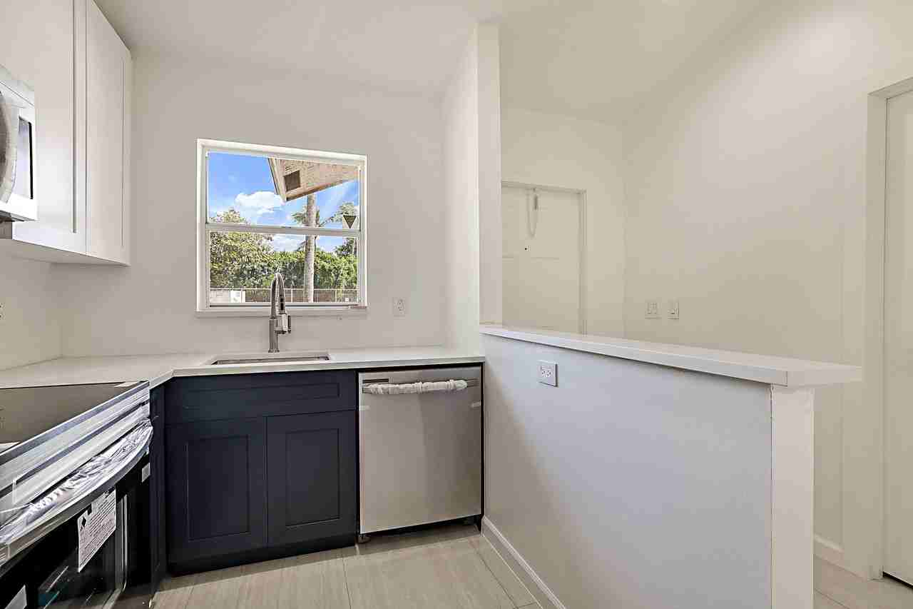 320 Ne 42nd St - Photo 3 of 38