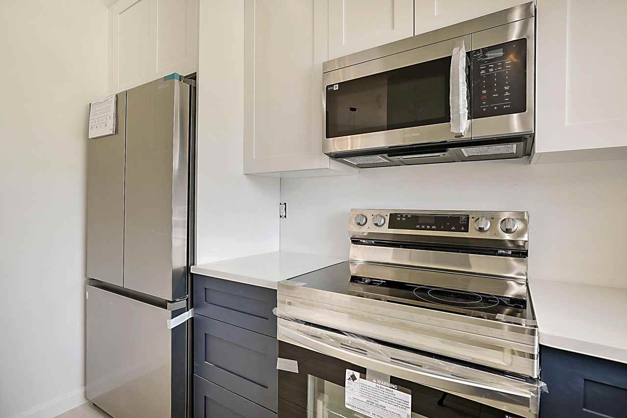 320 Ne 42nd St - Photo 4 of 38