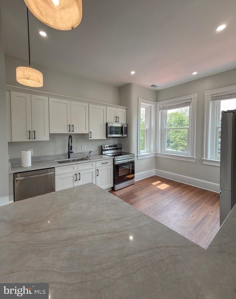 401 8th St Ne #2 - Photo 3 of 10