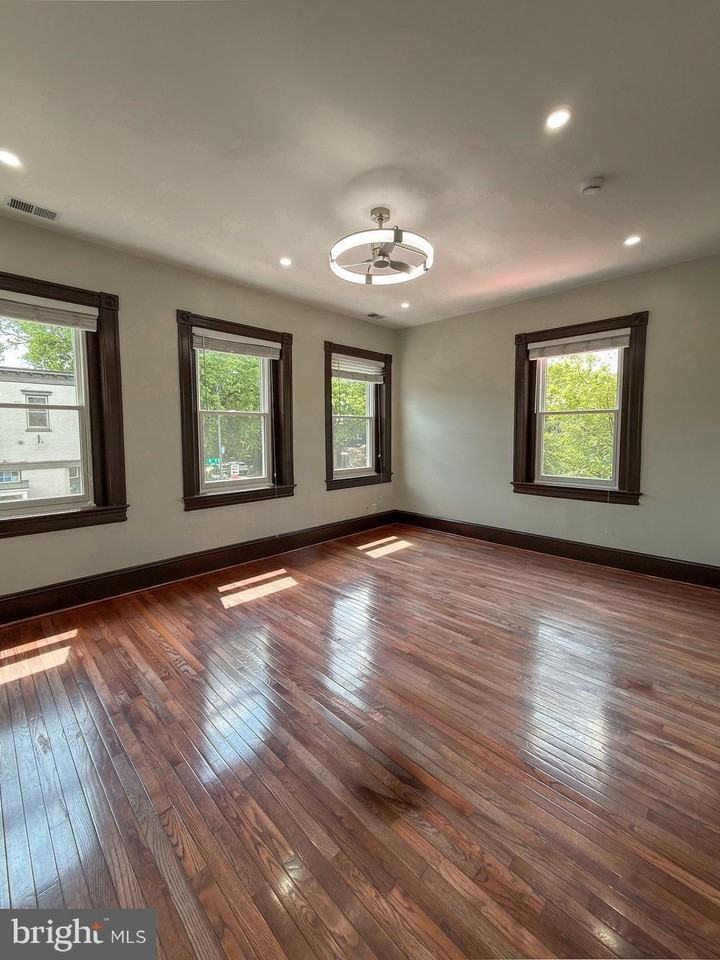 401 8th St Ne #2 - Photo 4 of 10