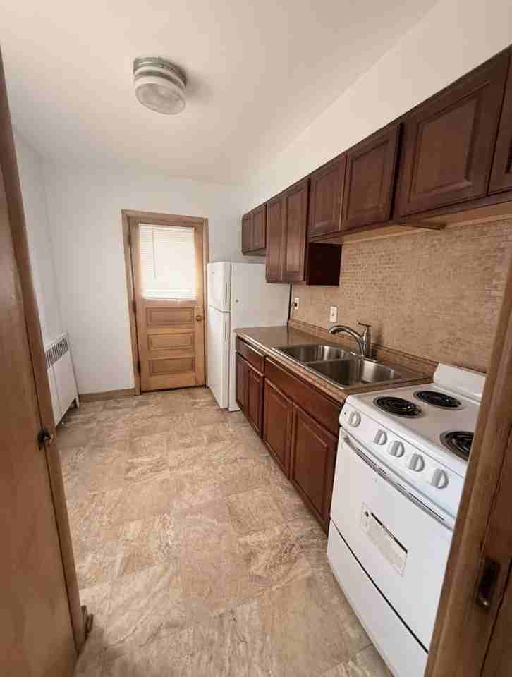 4002 N Farwell Ave - Photo 2 of 10