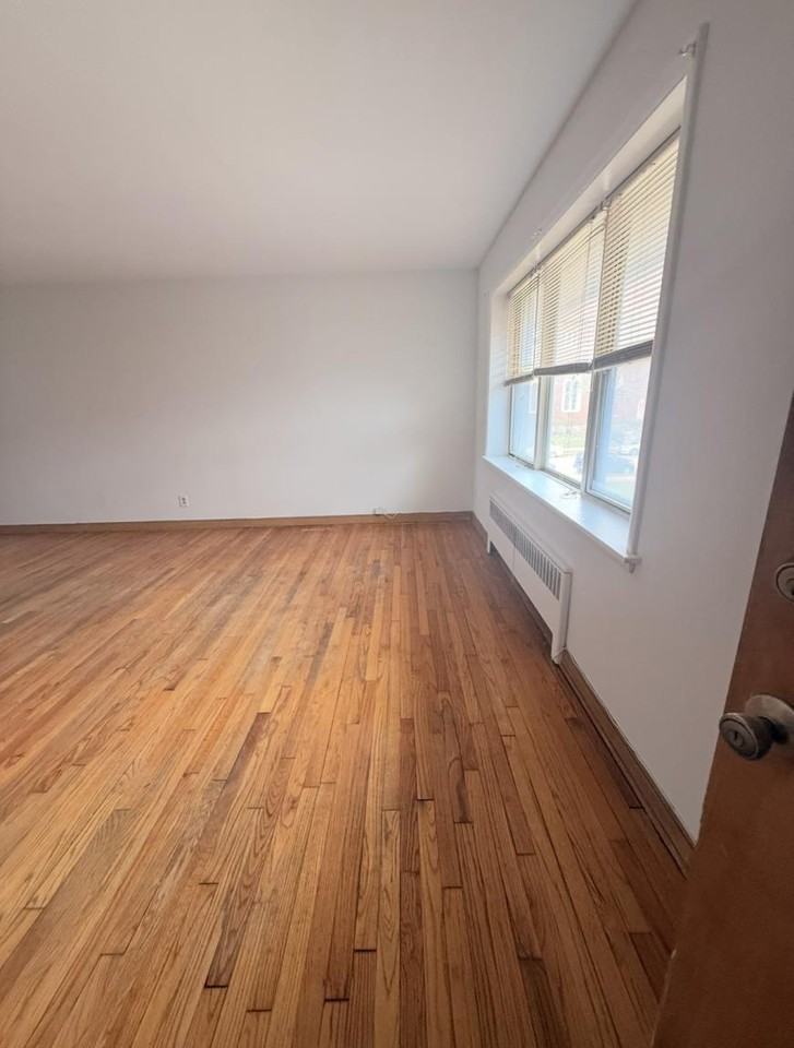 4002 N Farwell Ave - Photo 3 of 10