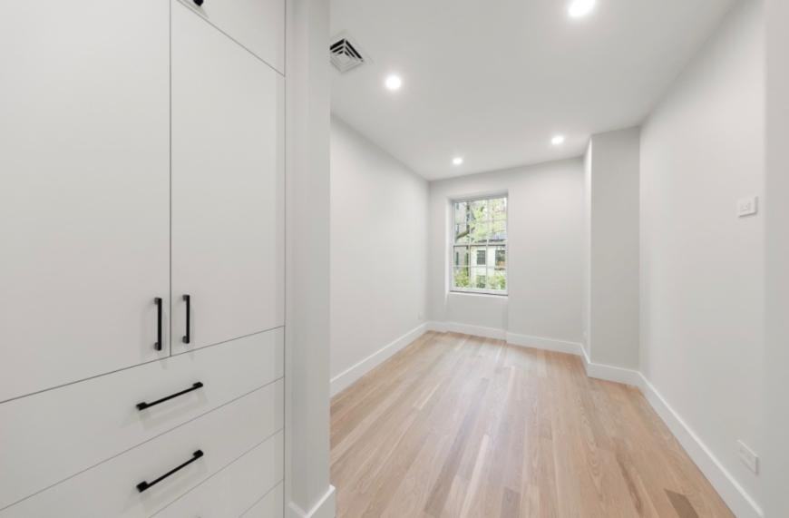 147 E 18th St - Photo 6 of 9