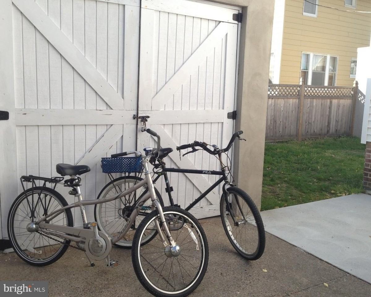 7103 Ventnor Ave - Photo 4 of 34