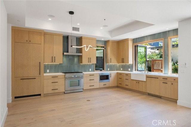 1120 7th St - Photo 2 of 6