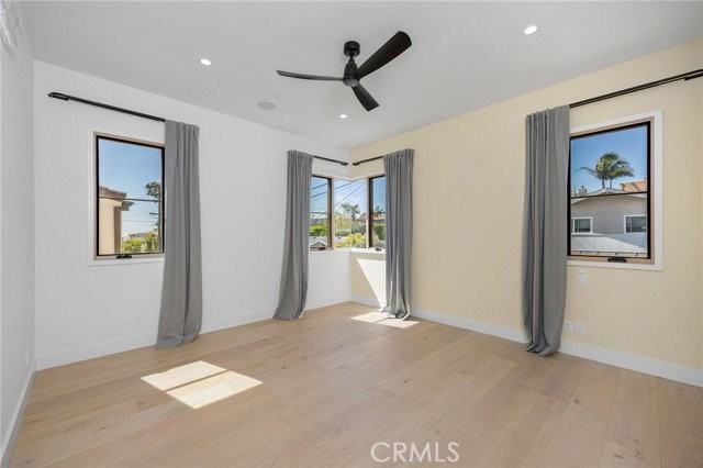 1120 7th St - Photo 3 of 6