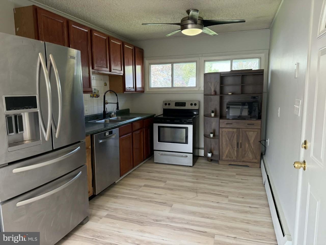 5 Nickelhill Ln - Photo 4 of 36