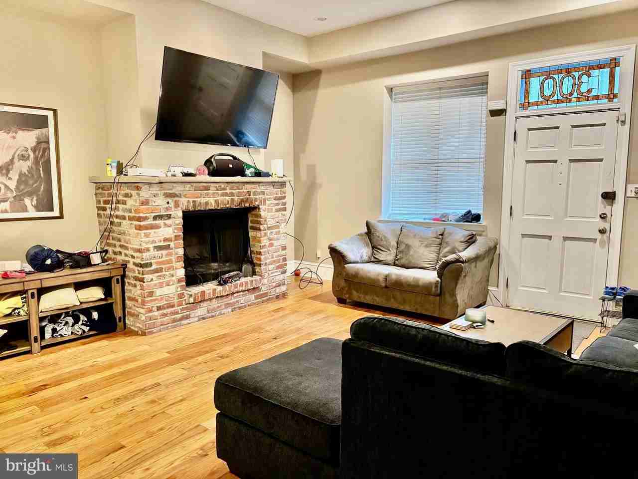 300 Lombard St - Photo 4 of 14