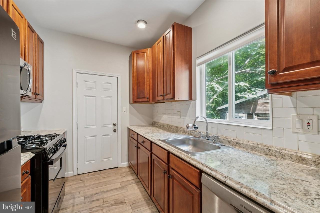 3957 Mount Vernon St - Photo 3 of 14