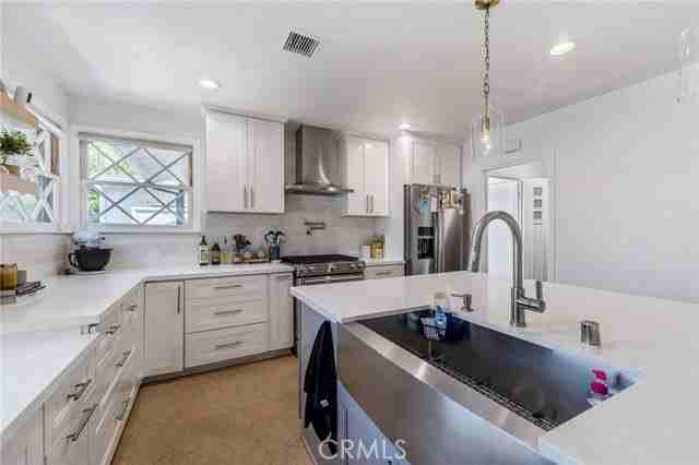 19544 Calvert St - Photo 2 of 8