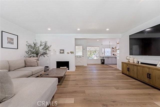19544 Calvert St - Photo 3 of 8