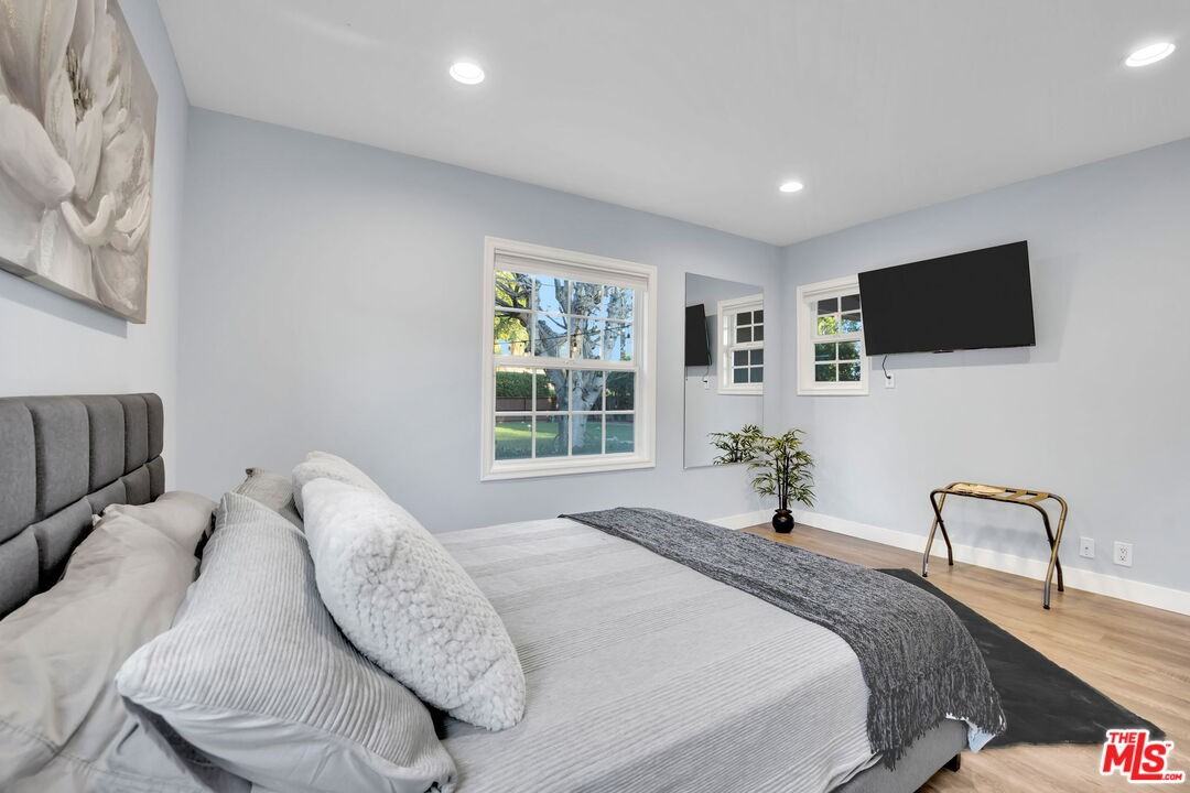 8345 White Oak Ave - Photo 2 of 8