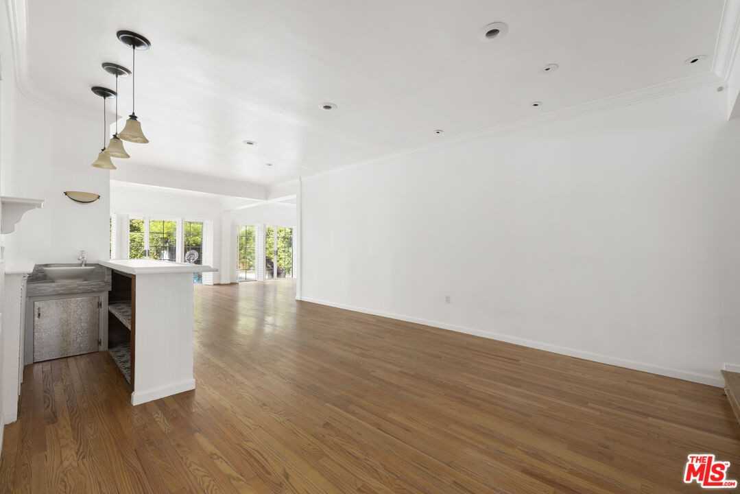 4309 Gentry Ave - Photo 4 of 8