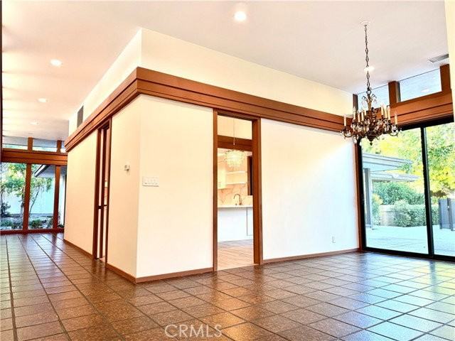 880 Gainsborough Dr - Photo 4 of 8