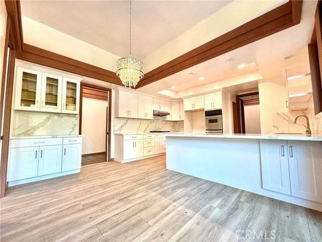 880 Gainsborough Dr - Photo 5 of 8