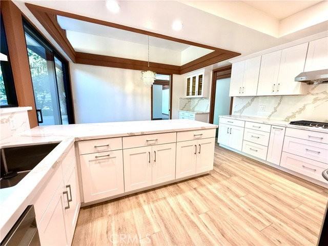 880 Gainsborough Dr - Photo 7 of 8