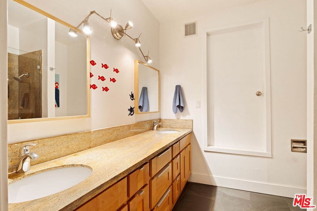 303 Mavis Dr - Photo 5 of 8