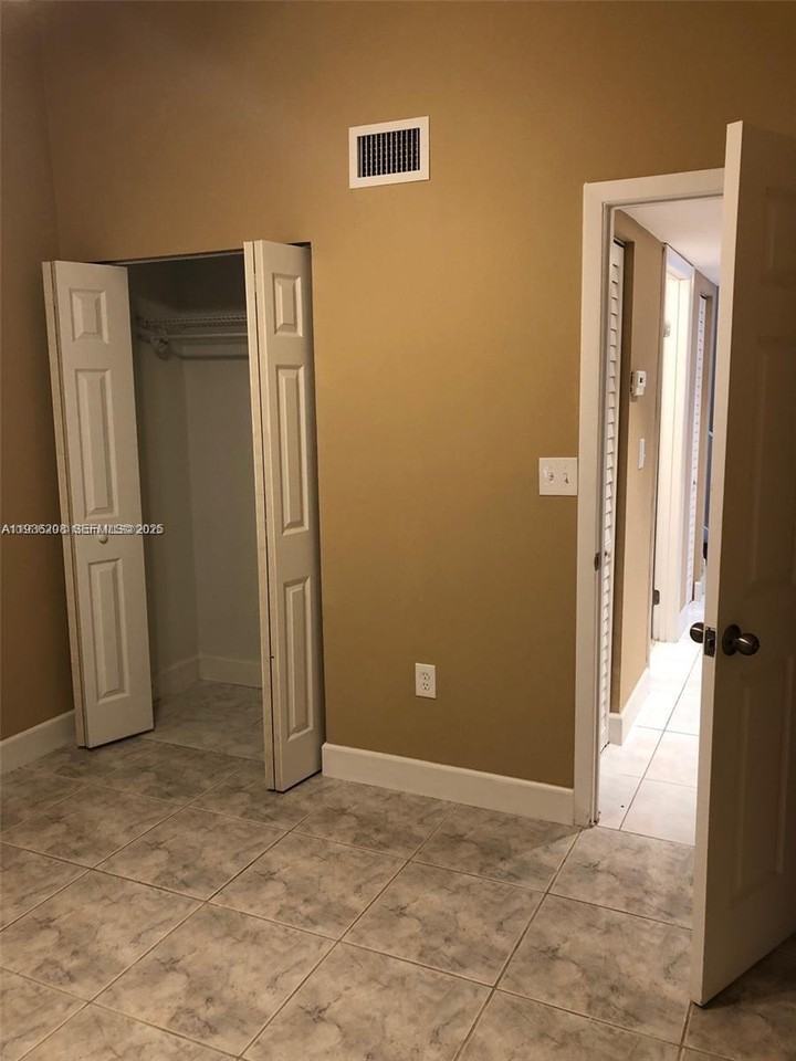 1400 San Remo Cir - Photo 4 of 8