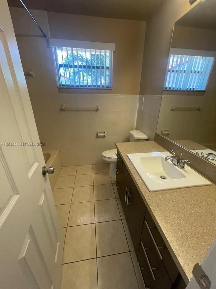 1400 San Remo Cir - Photo 5 of 8