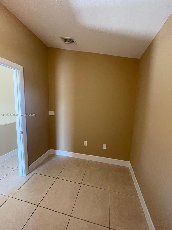 1400 San Remo Cir - Photo 7 of 8