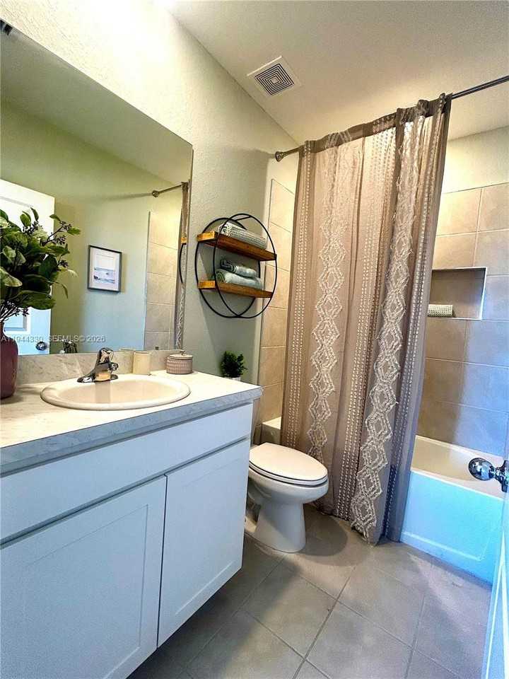 453 Ne 13th St - Photo 3 of 8