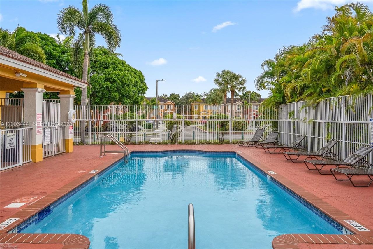 627 E Mowry Ct - Photo 3 of 8