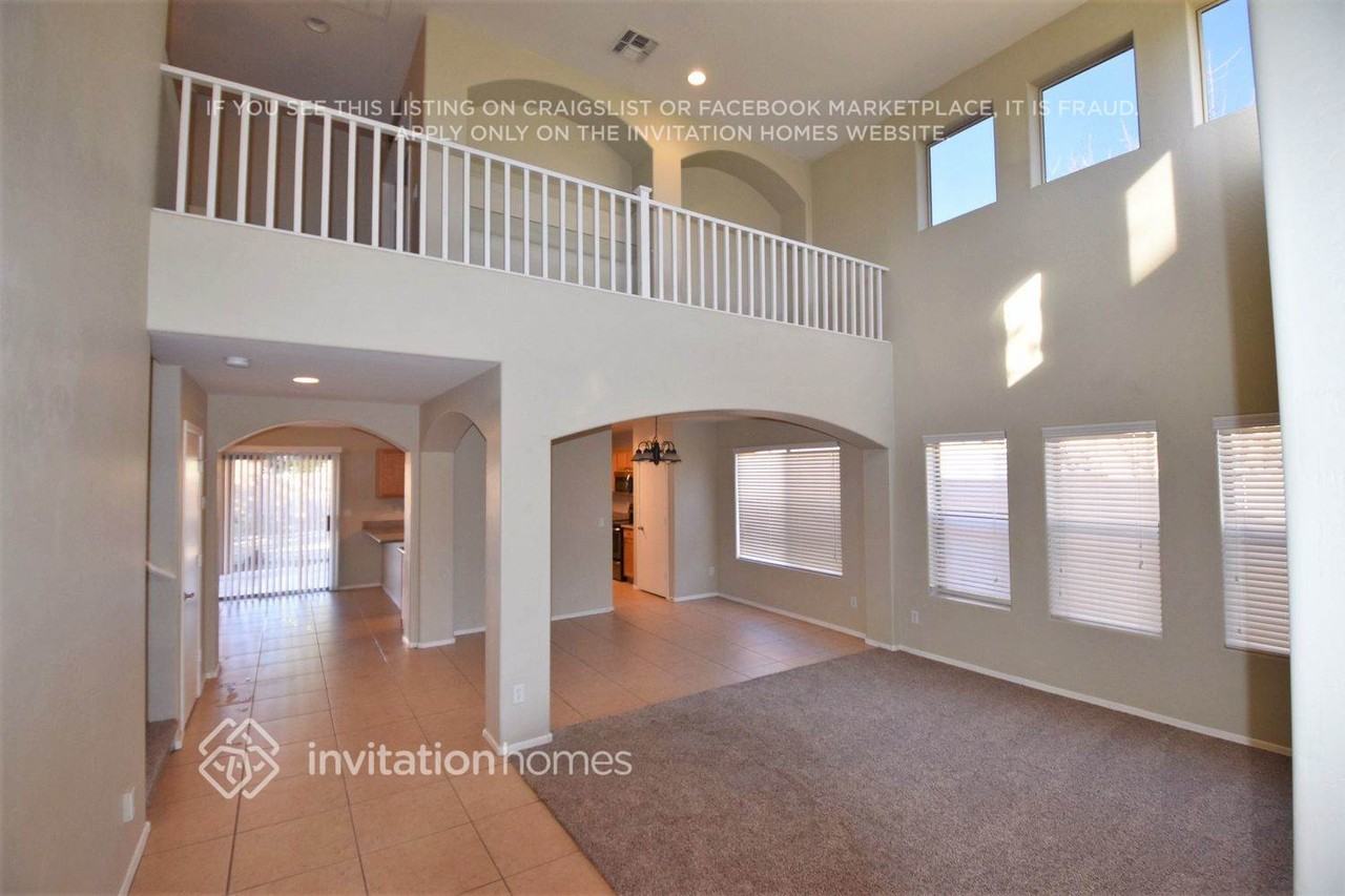 8134 W Hilton Ave - Photo 4 of 11