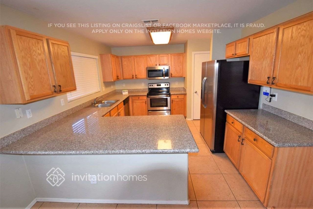 8134 W Hilton Ave - Photo 5 of 11