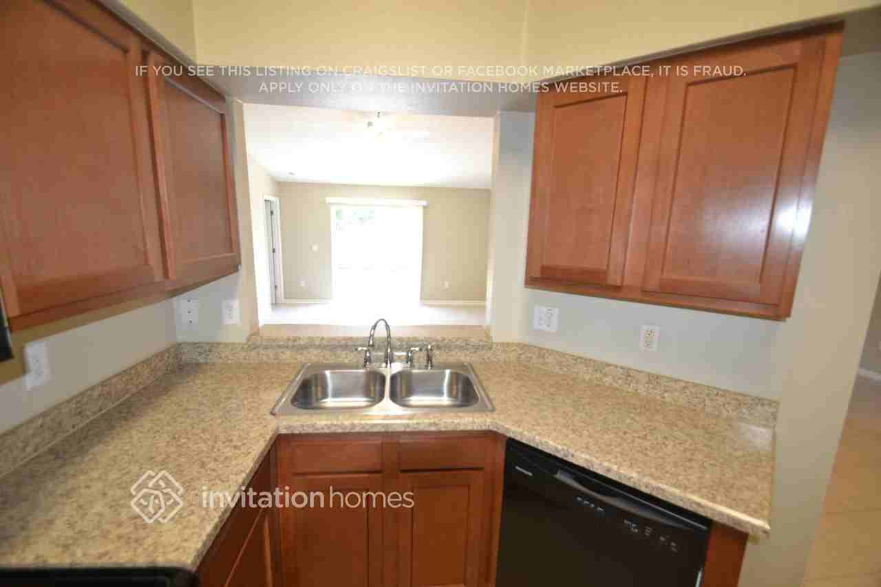 3001 Summer House Dr - Photo 3 of 9