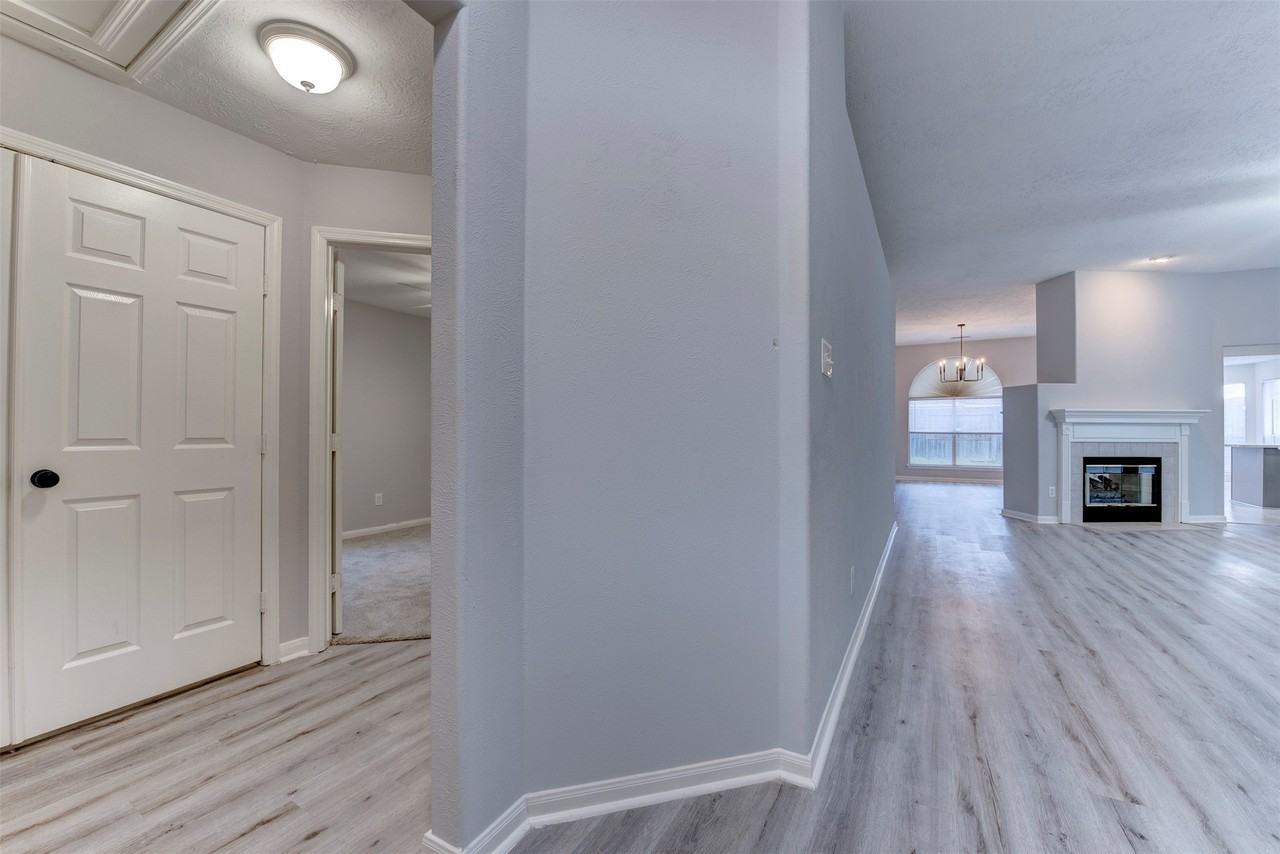 9026 Eaglecove Dr - Photo 3 of 29