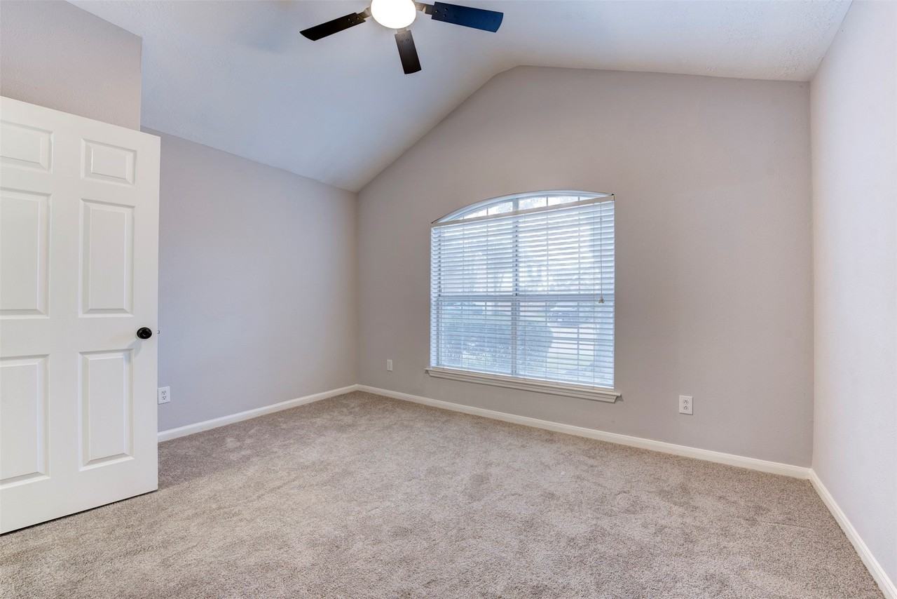 9026 Eaglecove Dr - Photo 4 of 29