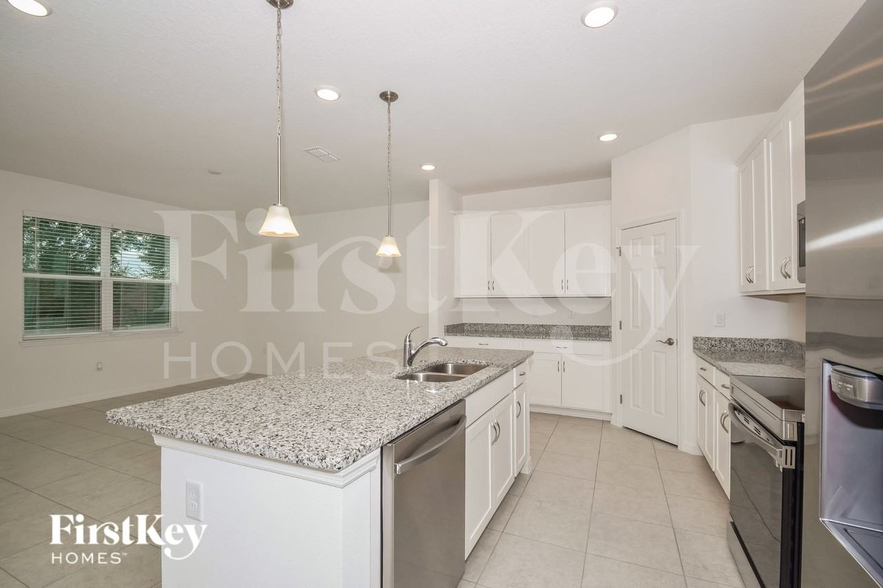 320 Corbel Ln - Photo 5 of 16