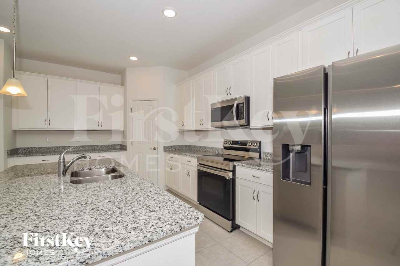 320 Corbel Ln - Photo 6 of 16