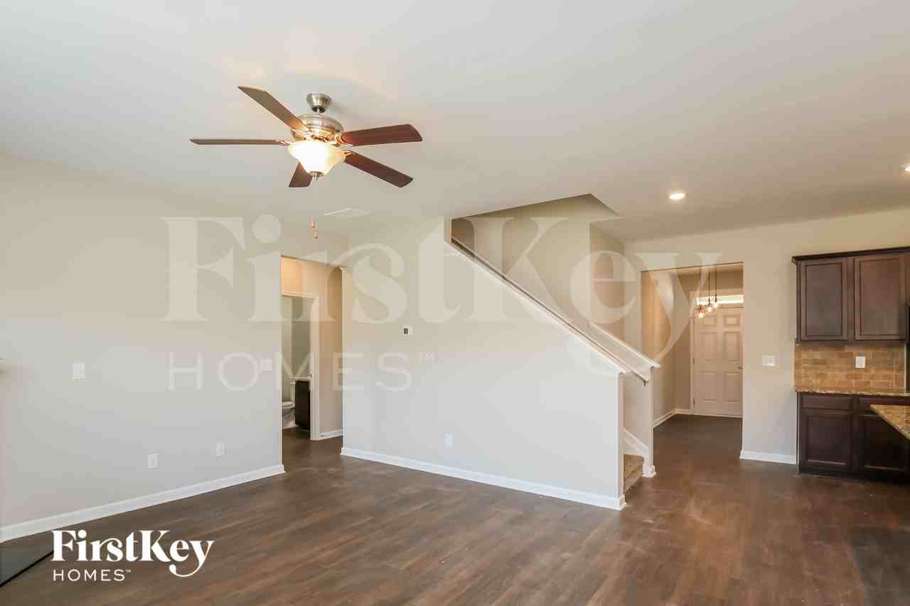 2102 Massey Ln - Photo 4 of 15