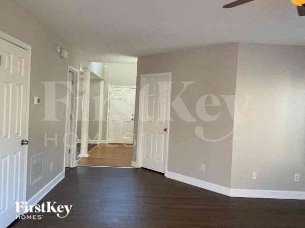 1520 Maplewood Ct - Photo 2 of 10