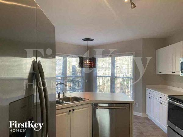 1520 Maplewood Ct - Photo 5 of 10