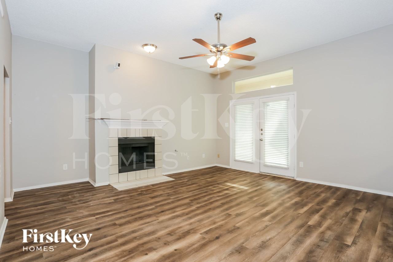 925 Parkwood Trl - Photo 2 of 19