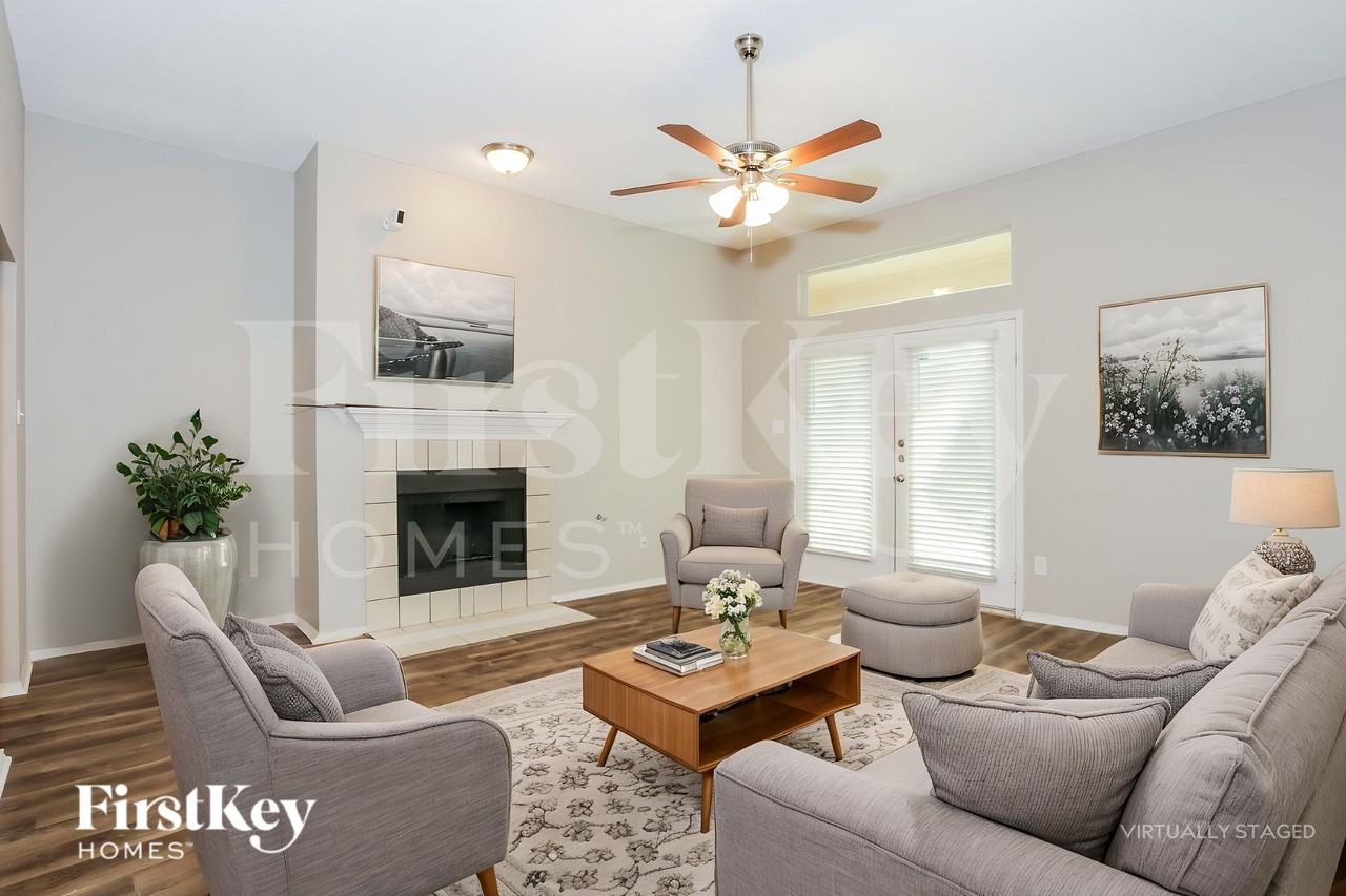 925 Parkwood Trl - Photo 3 of 19
