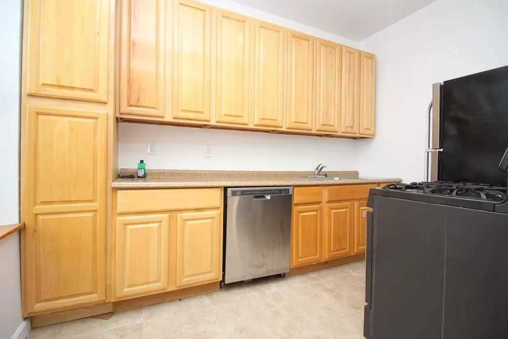 Private Bedroom in 4 Bedroom/1 Bathroom Home - Photo 4 of 4