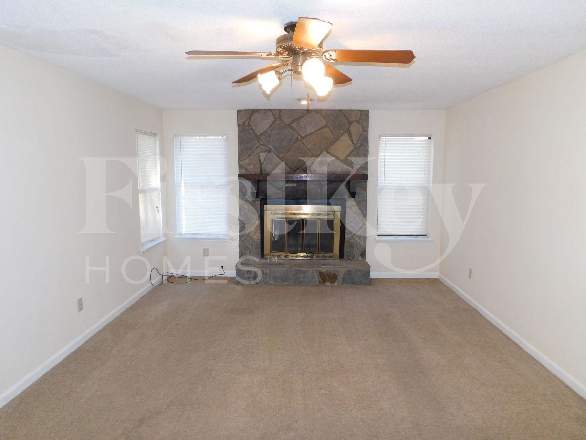 3931 Springleaf Dr - Photo 3 of 8