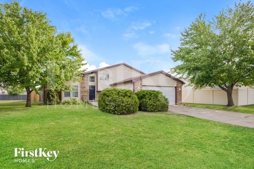 2416 Waterford Dr - Photo 2 of 15