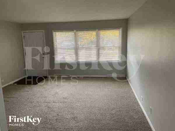 1355 S Oakland Ave - Photo 2 of 15