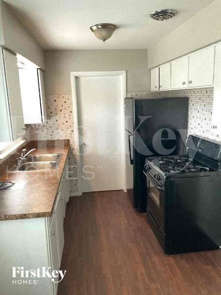 1355 S Oakland Ave - Photo 4 of 15