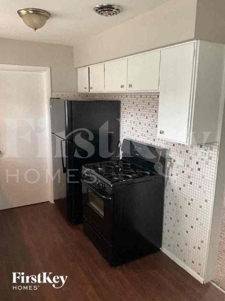 1355 S Oakland Ave - Photo 5 of 15