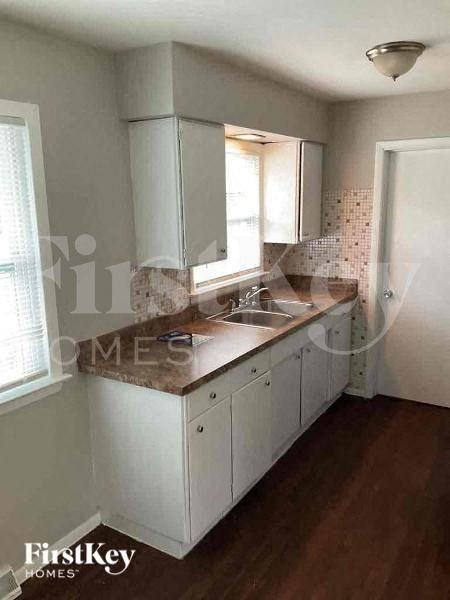 1355 S Oakland Ave - Photo 6 of 15