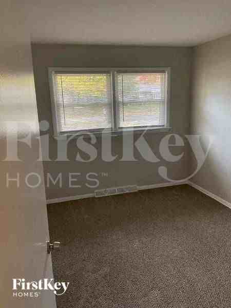 1355 S Oakland Ave - Photo 7 of 15