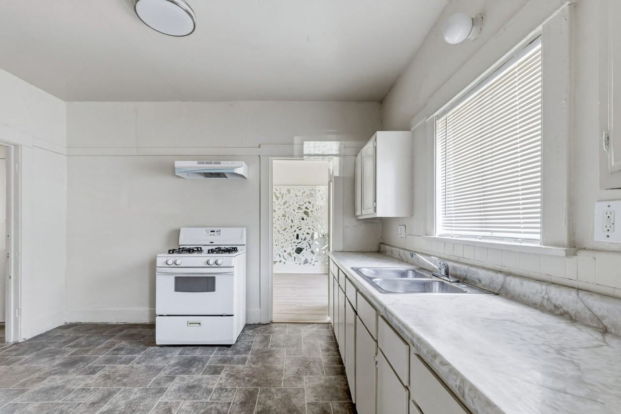 1250 W 35th Pl #1252 - Photo 7 of 24