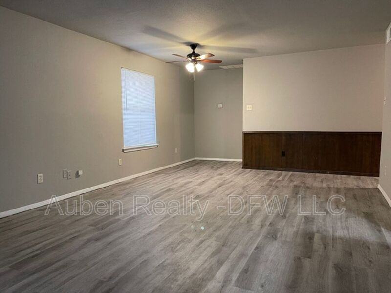 921 W Rochelle Rd - Photo 3 of 19