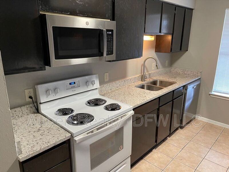 921 W Rochelle Rd - Photo 4 of 19